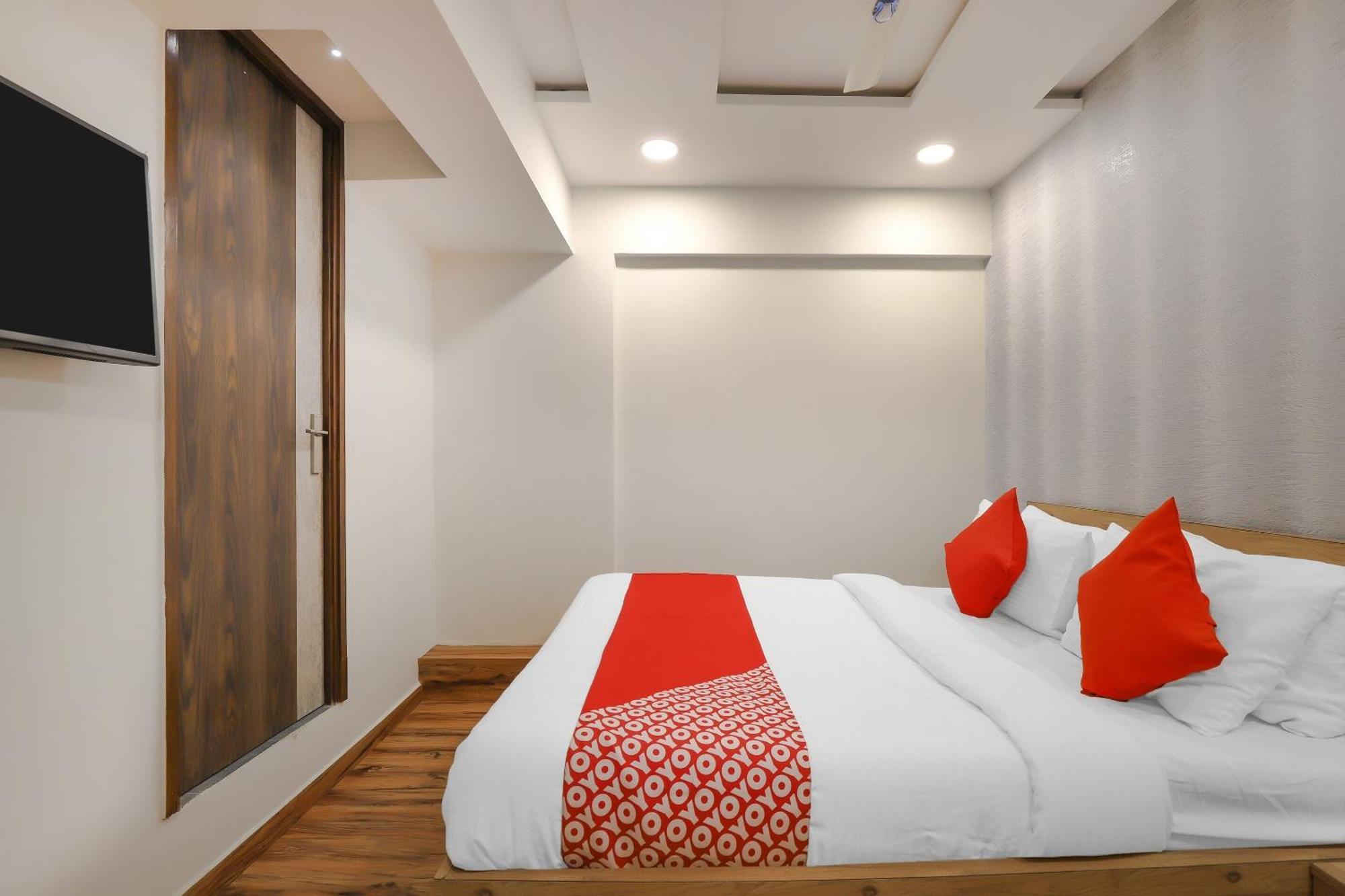 Oyo Hotel Shree Niwas Ahmedabad Exterior photo
