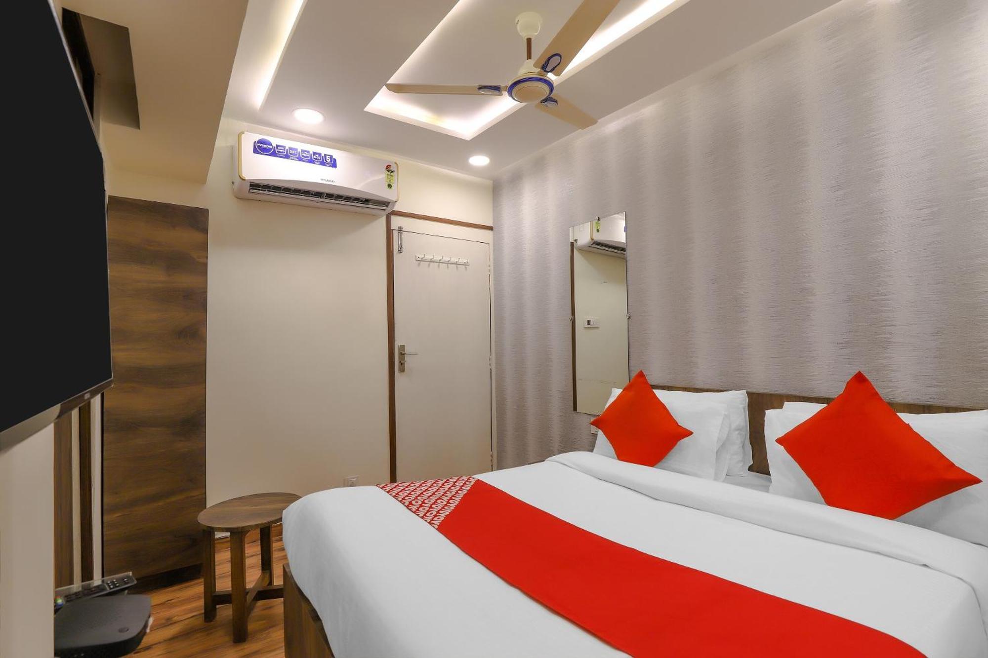 Oyo Hotel Shree Niwas Ahmedabad Exterior photo