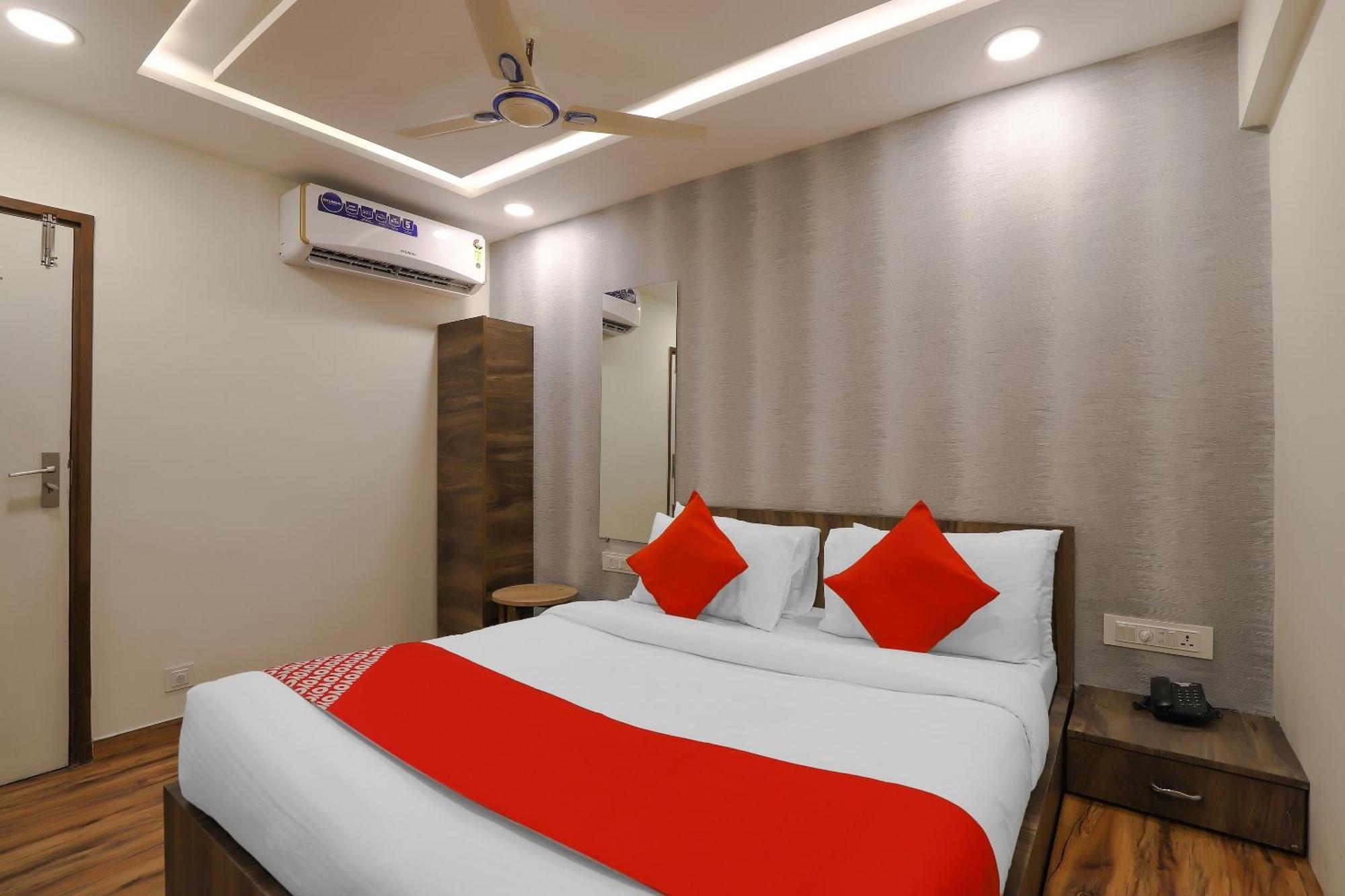 Oyo Hotel Shree Niwas Ahmedabad Exterior photo
