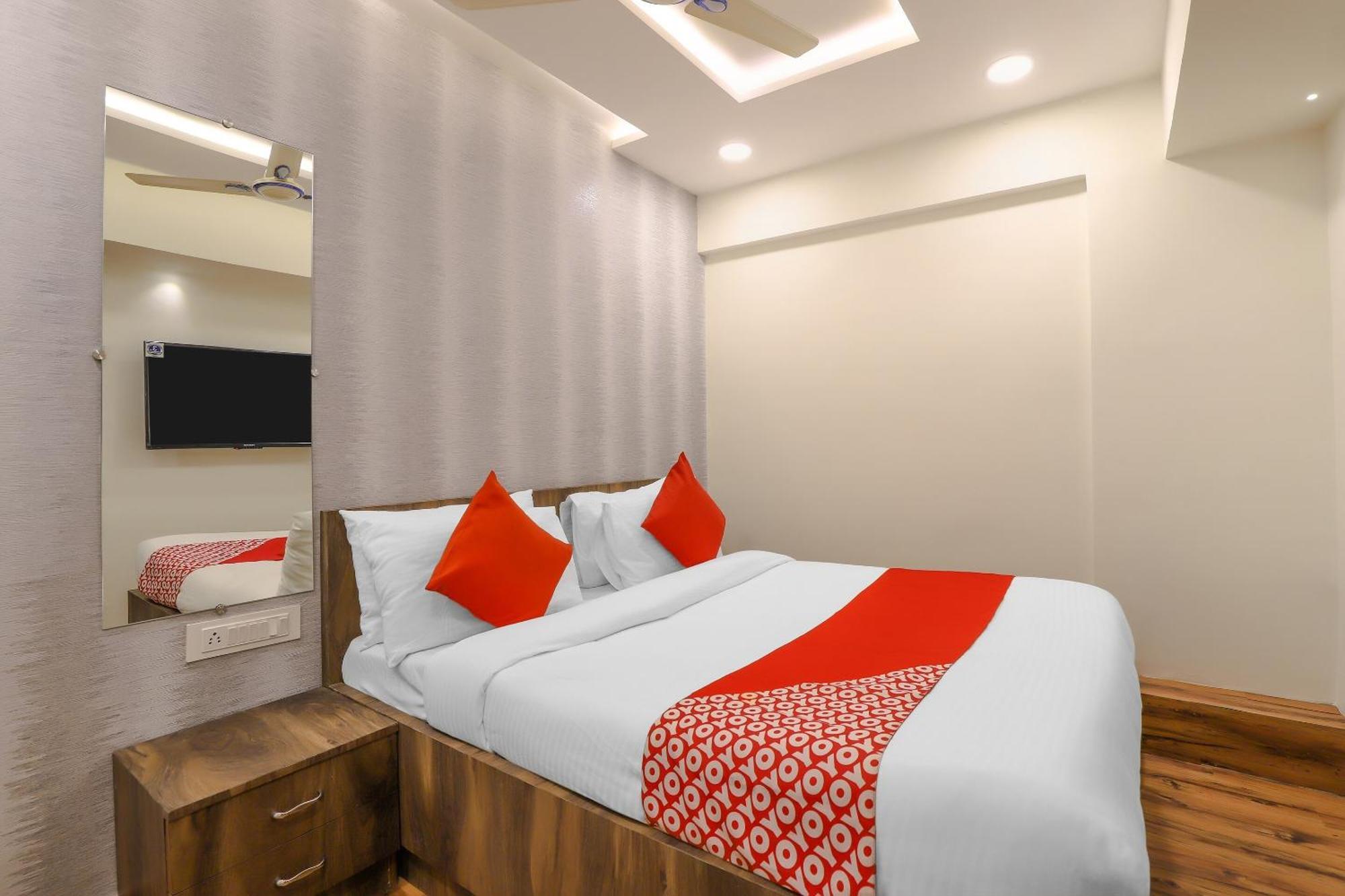 Oyo Hotel Shree Niwas Ahmedabad Exterior photo
